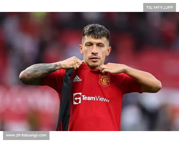 曼联后卫马丁内斯，足坛的坚韧与智慧